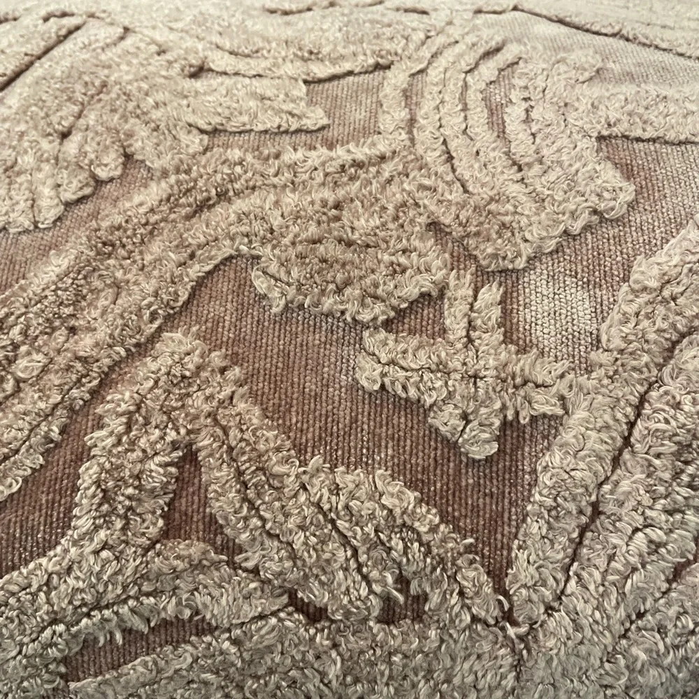 Pottery Barn Natalia Jacquard Lumbar Chenille Mauve Pink Pillow W/insert 16”x26”